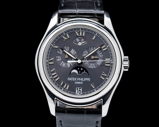 The Patek Philippe Aquanaut Ladies 5067A-024 32mm Silver-tone Diamond Bezel: A Confluence of Luxury and Precision